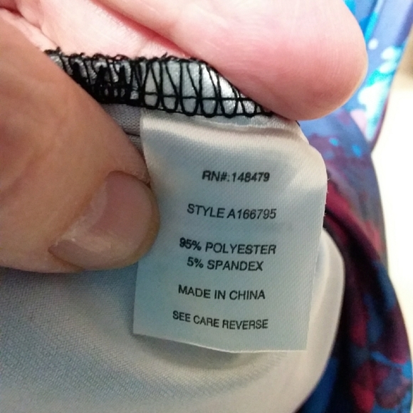 ⬇️Aster Henley style floral tunic - Picture 9 of 10